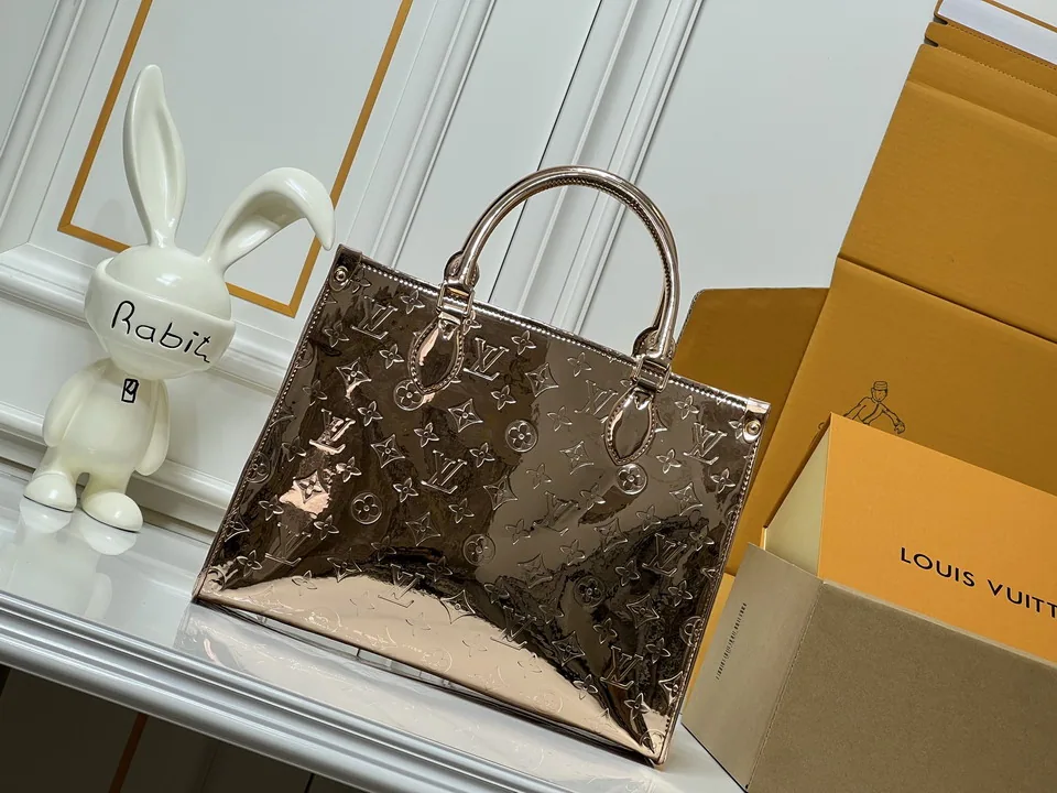 On M26373 Tote Bag, source view 1, SKU M26373