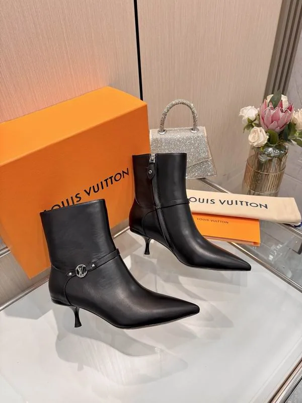 ON mns0702 Point-Toe High-Heel Ankle Boots, source view 1, SKU mns0702