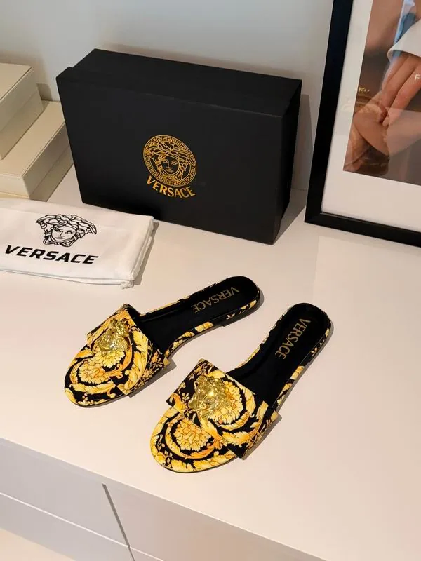 Versace mns0701 Medallion Print Slide Sandals, source view 1, SKU mns0701