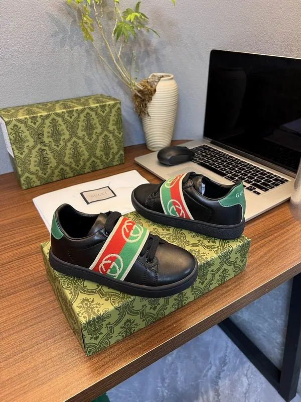 Gucci mns0754 Stripe-Strap Low-Top Sneakers, source view 1, SKU mns0754