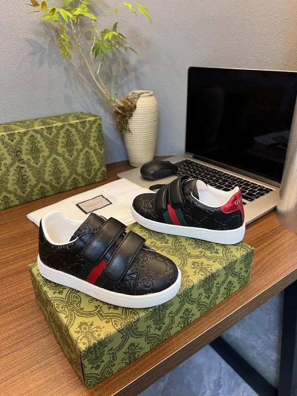 Gucci mns0755 Stripe-Panel Low-Top Sneakers, source view 1, SKU mns0755