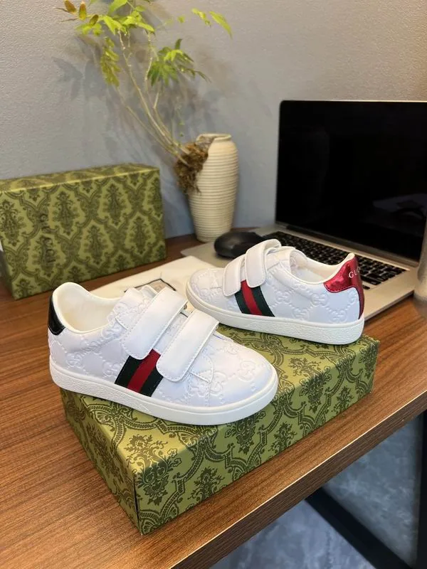 Gucci mns0755 Stripe-Panel Low-Top Sneakers, source view 3, SKU mns0755