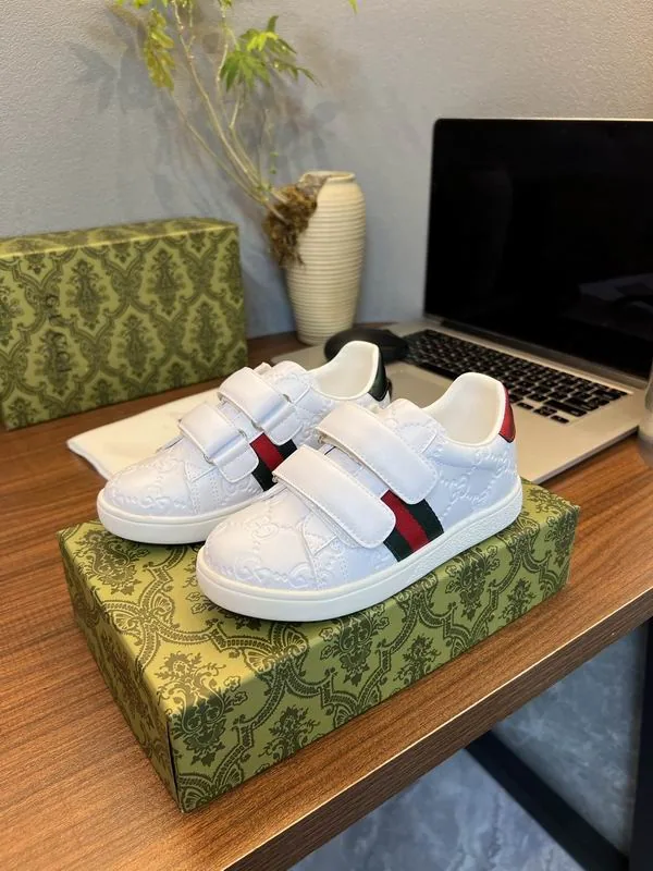 Gucci mns0755 Stripe-Panel Low-Top Sneakers, source view 4, SKU mns0755
