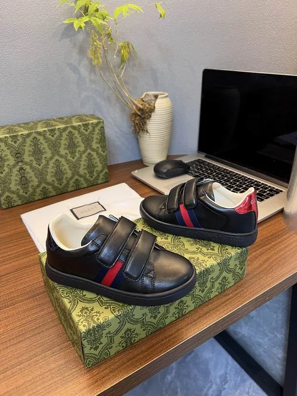 Gucci mns0757 Star-Detail Low-Top Sneakers, source view 1, SKU mns0757