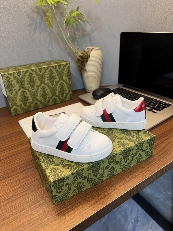 Gucci mns0757 Star-Detail Low-Top Sneakers, source view 3, SKU mns0757