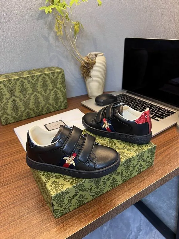 Gucci mns0758 Star-Panel Low-Top Sneakers, source view 1, SKU mns0758