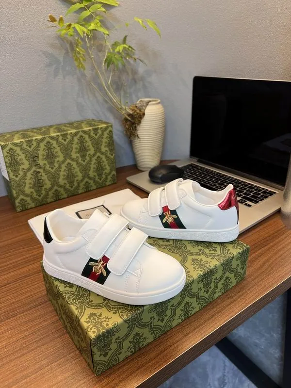 Gucci mns0758 Star-Panel Low-Top Sneakers, source view 3, SKU mns0758