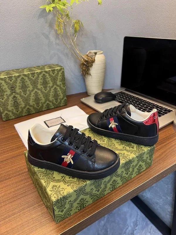 Gucci mns0759 Stripe-and-Star Low-Top Sneakers, source view 1, SKU mns0759