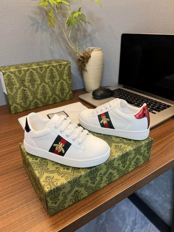 Gucci mns0759 Stripe-and-Star Low-Top Sneakers, source view 3, SKU mns0759