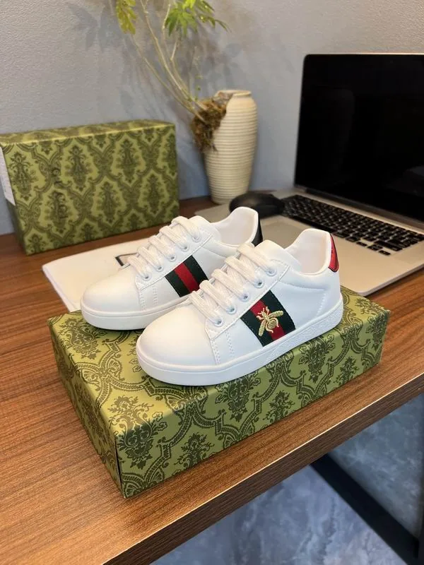 Gucci mns0759 Stripe-and-Star Low-Top Sneakers, source view 4, SKU mns0759