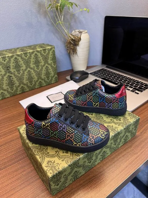 Gucci mns0764 Pattern Low-Top Sneakers, source view 1, SKU mns0764