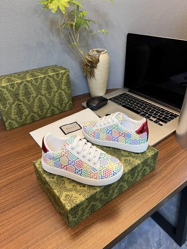 Gucci mns0764 Pattern Low-Top Sneakers, source view 3, SKU mns0764