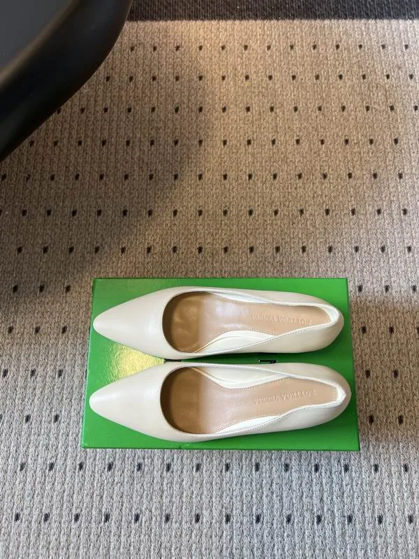 Bottega Veneta MNS0802 Ivory 4cm Pumps ivory pointed toe pumps with low heel view 3