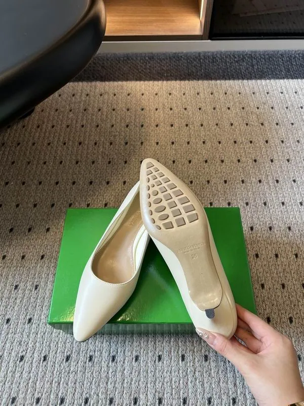 Bottega Veneta MNS0802 Ivory 4cm Pumps ivory pointed toe pumps with low heel view 4