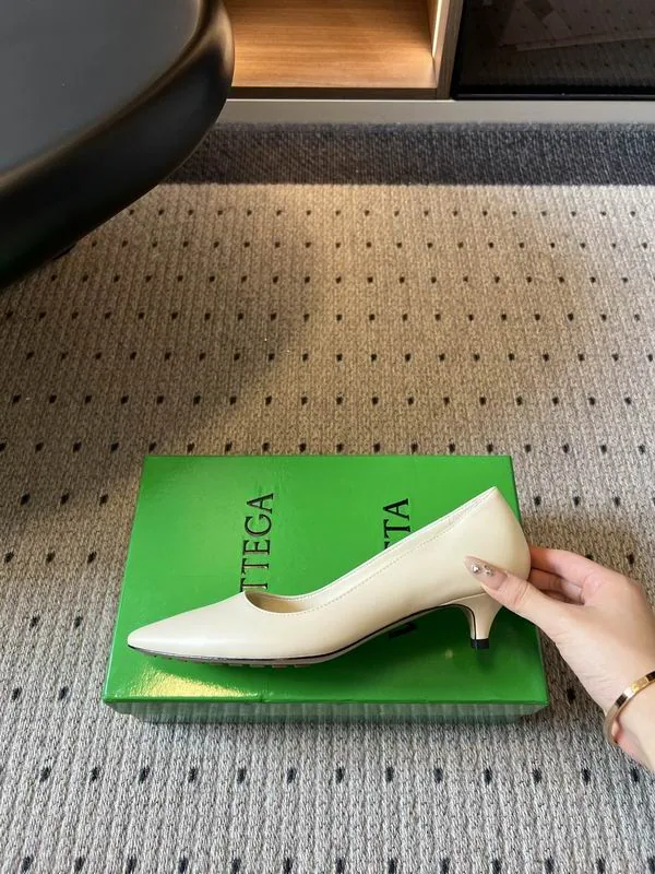 Bottega Veneta MNS0802 Ivory 4cm Pumps ivory pointed toe pumps with low heel view 5